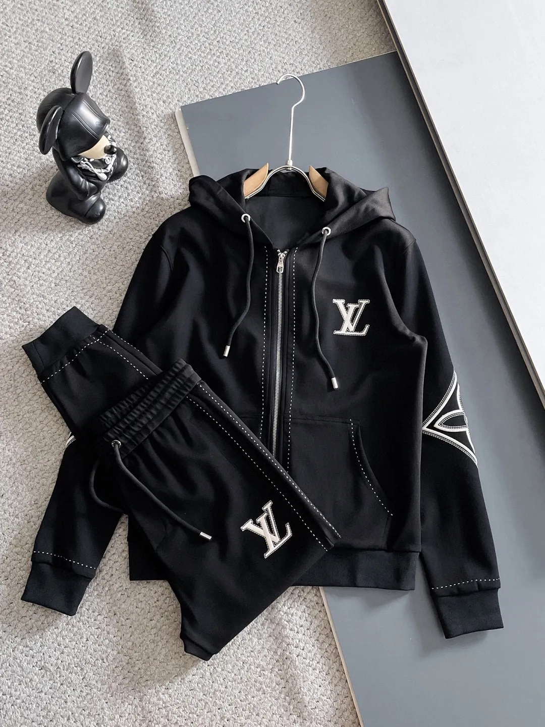 🅿️720 LV hot-selling suit is coming. Focus on the original version of the official website. 2025 new hot-selling cardigan suit. The original order is the best. 🇭🇰The meticulous work of top designers. It has a fitting and perfect upper body effect. All-natural high-quality Tencel Roman cotton 100%, close-fitting comfort, noble and elegant! Original hardware embodies elegance and nobility! Counter size: M-3XL (maximum wear up to 190 pounds)